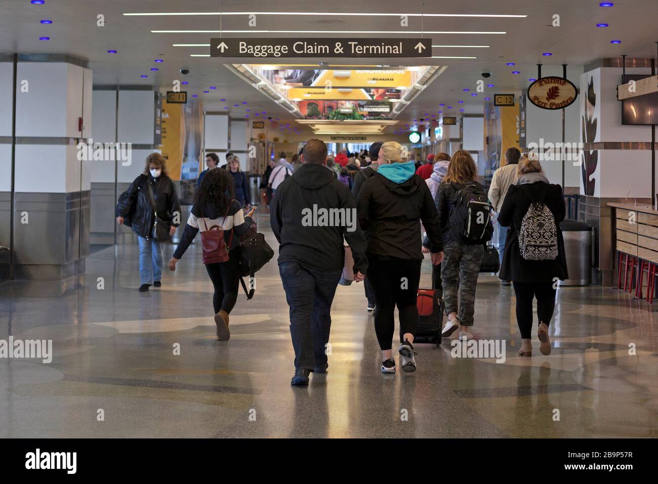Passagiere kommen am internationalen Flughafen Milwaukee Michell in Wisconsin, USA an. Stockfoto