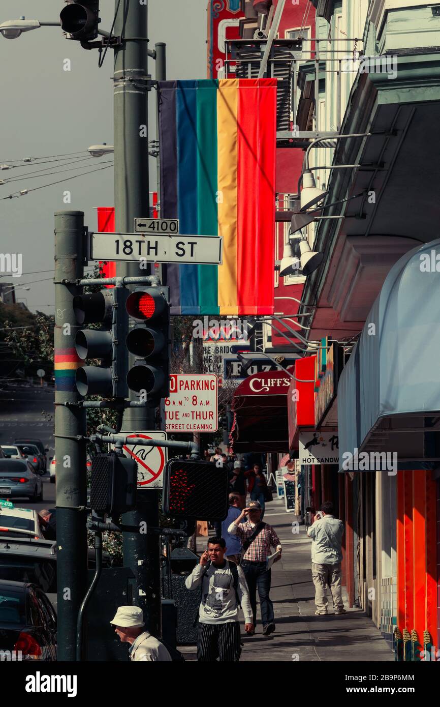 Straßenszene: Alltag im Castro District, San Francisco, Kalifornien, Vereinigte Staaten, Nordamerika, Farbe Stockfoto