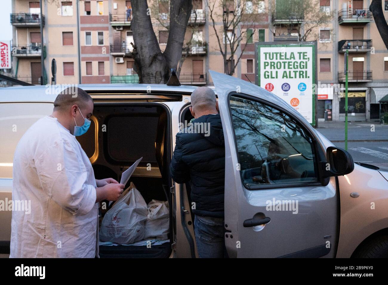 Mailand, Italien. März 2020. Freiwillige, die sich auf die Lieferungen vorbereiten."Chef in ward" eine freiwillige Initiative von Studenten eines Hospitality Institute in Quarto Oggiaro, die Ärzte und Krankenschwestern in den Mailänder Krankenhäusern zubereiten und Essen liefern. Credit: SOPA Images Limited/Alamy Live News Stockfoto