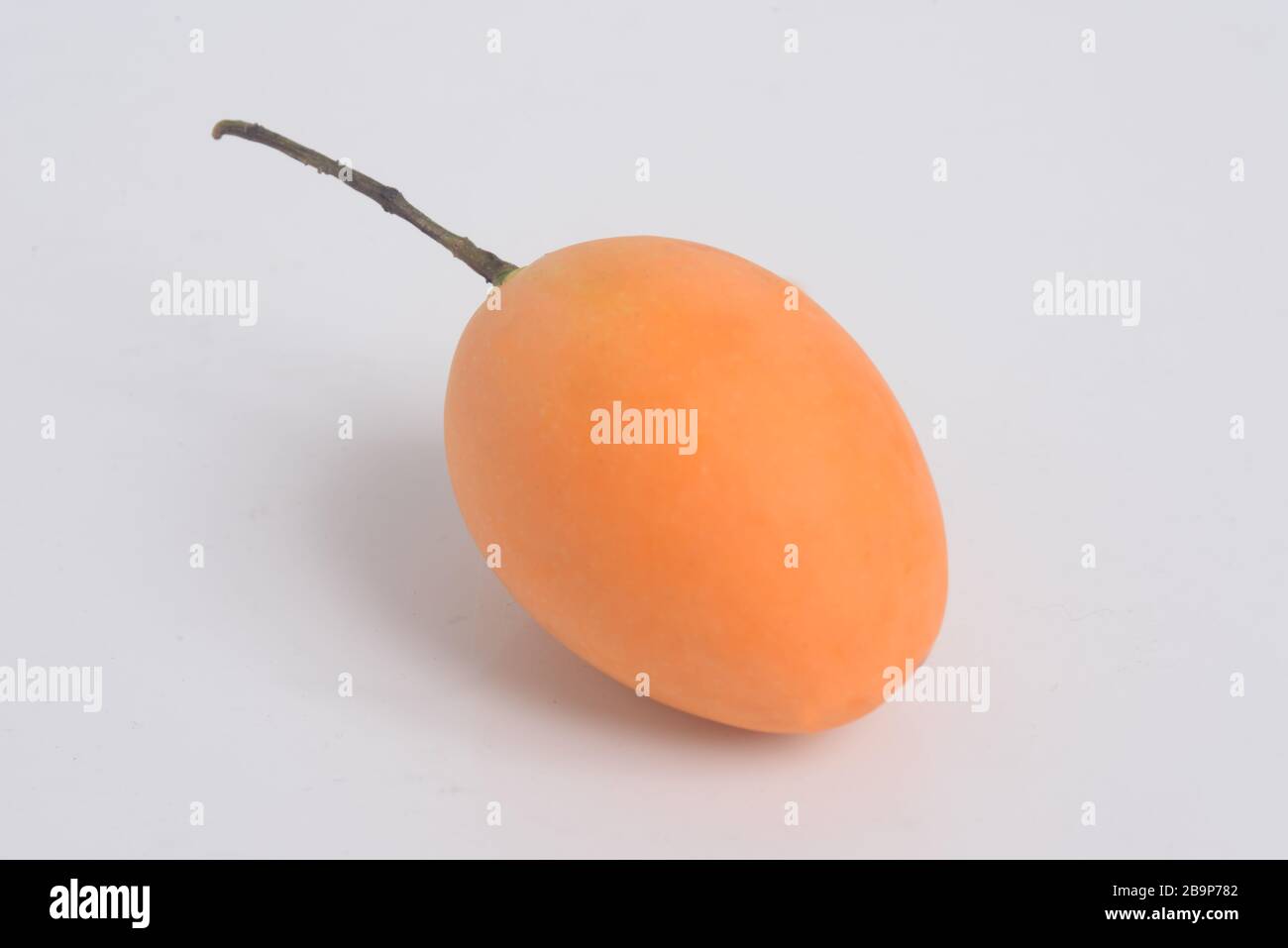 Süße Marienpflaume oder Plango in einem Korbkorb. Gelb-orangefarbene tropische Früchte. Thailändische Früchte Stockfoto