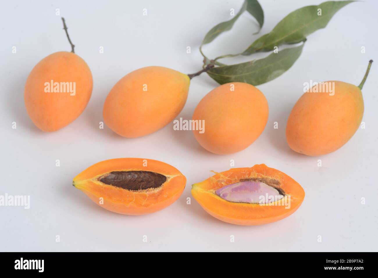 Süße Marienpflaume oder Plango in einem Korbkorb. Gelb-orangefarbene tropische Früchte. Thailändische Früchte Stockfoto