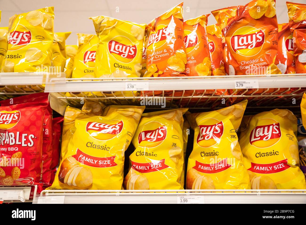 Los Angeles, USA. Februar 2020. Die Kartoffelchips von Lay sind in einem Superstore zu sehen. Credit: Alex Tai/SOPA images/ZUMA wire/Alamy Live News Stockfoto