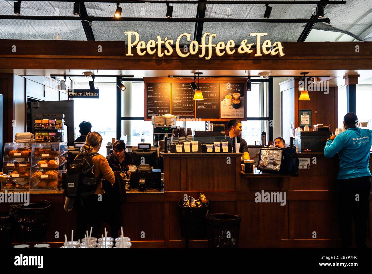 San Jose, USA. Februar 2020. Kunden, die auf einem Peet's Coffee & Tea im Norman Y. Mineta San Jose International Airport zu sehen sind. Credit: Alex Tai/SOPA images/ZUMA wire/Alamy Live News Stockfoto