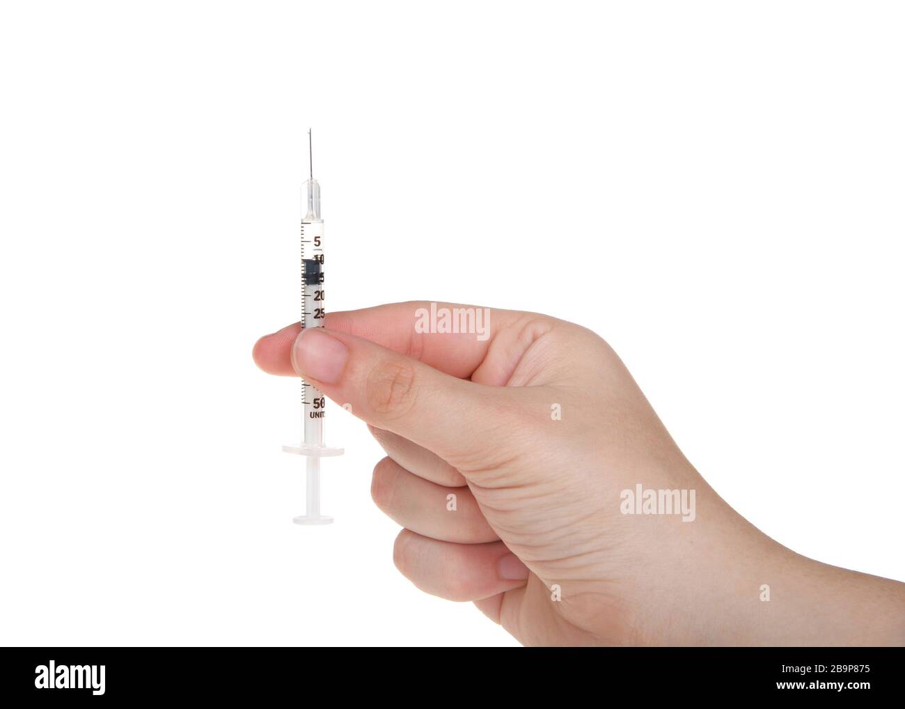 Junge kaukasische Handhalterspritze mit 10 Einheiten Insulin, Tropfen Flüssigkeit auf Nadelspitze isoliert. Sie steht auf der Liste der Weltgesundheitsorganisation Stockfoto
