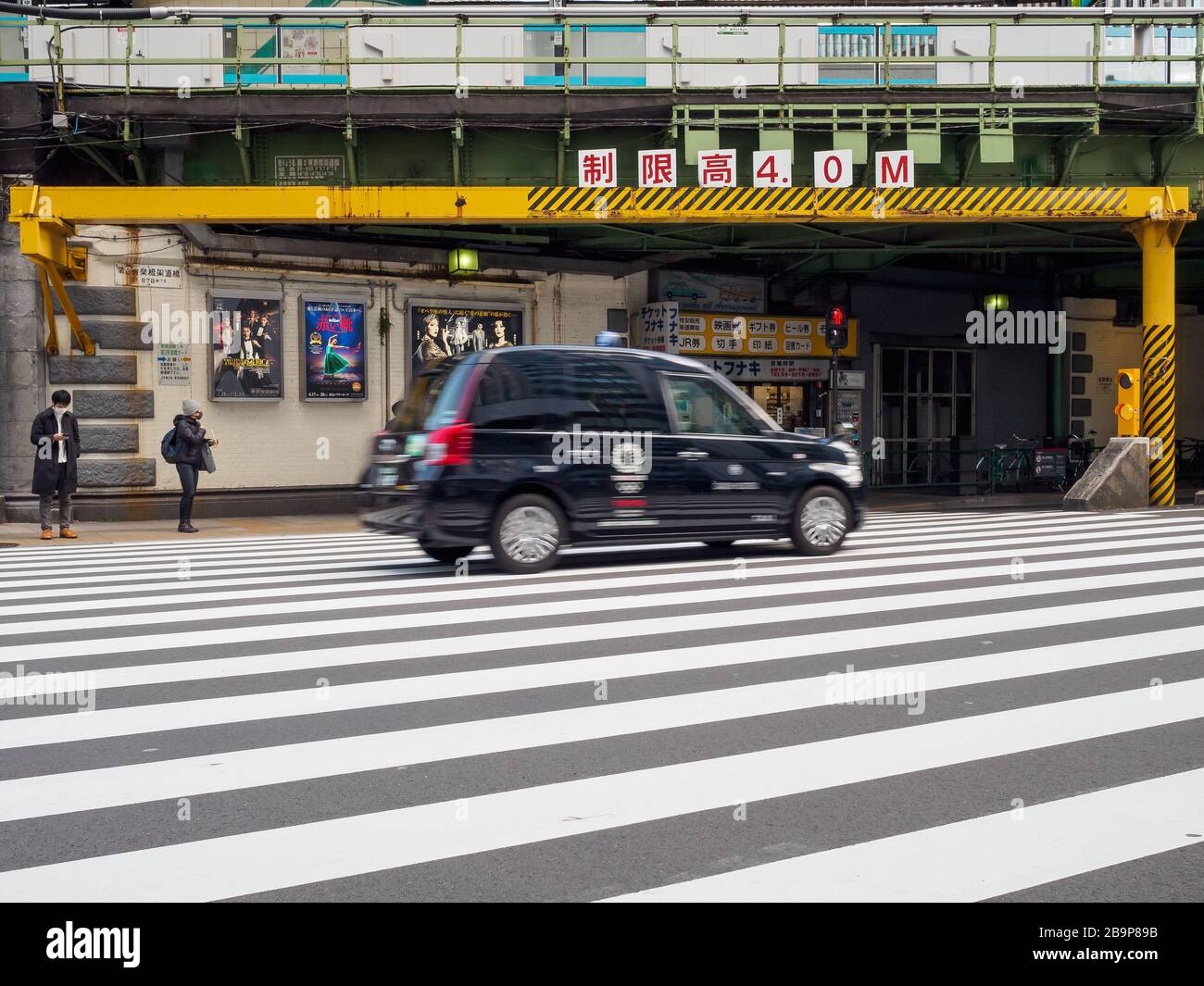 Ein Taxi vor dem Yurakucho Bahnhof in Tokio, Japan. Stockfoto