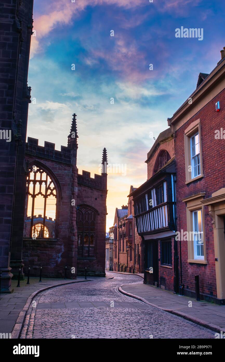 Alte Kathedrale von Coventry und Bayley Lane kurz vor Sonnenaufgang im Frühjahr. Coventry, West Midlands, England Stockfoto