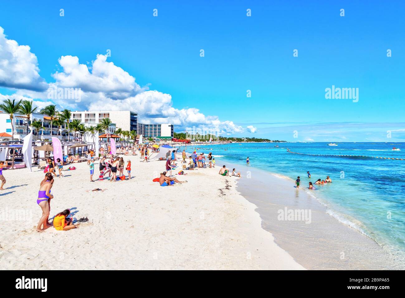 Playa del Carmen, Mexiko - 26. Dezember 2019: Überfüllter Strand voller Menschen, die an der Playa del Carmen in der Riviera Maya in der Karibik spielen und sich sonnen Stockfoto