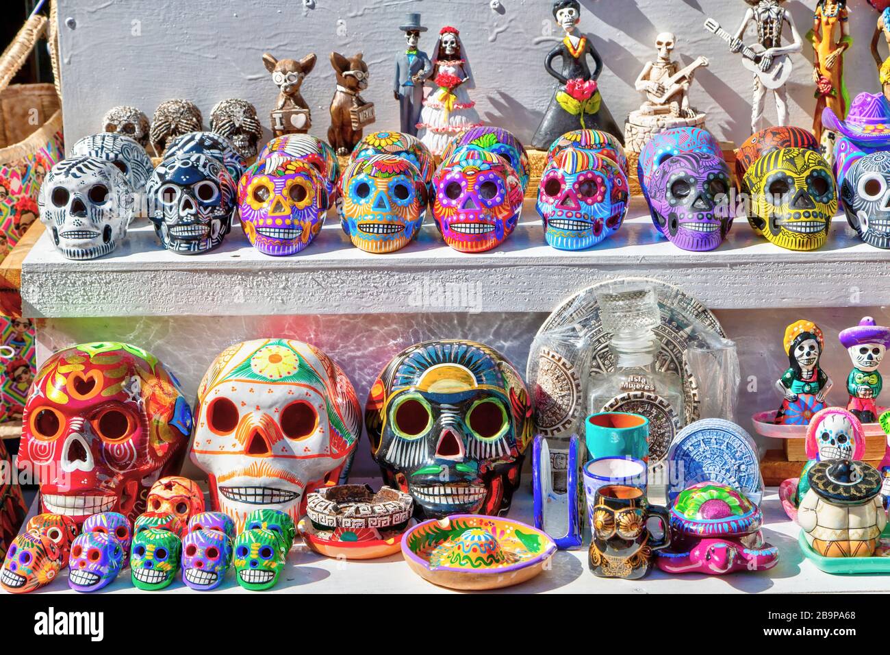 Typische mexikanische Calaveras-Schädel, die für den Tag der Toten als Souvenirs in Playa del Carmen an der Riviera Maya, Cancun, Mexiko, dekoriert wurden. Stockfoto