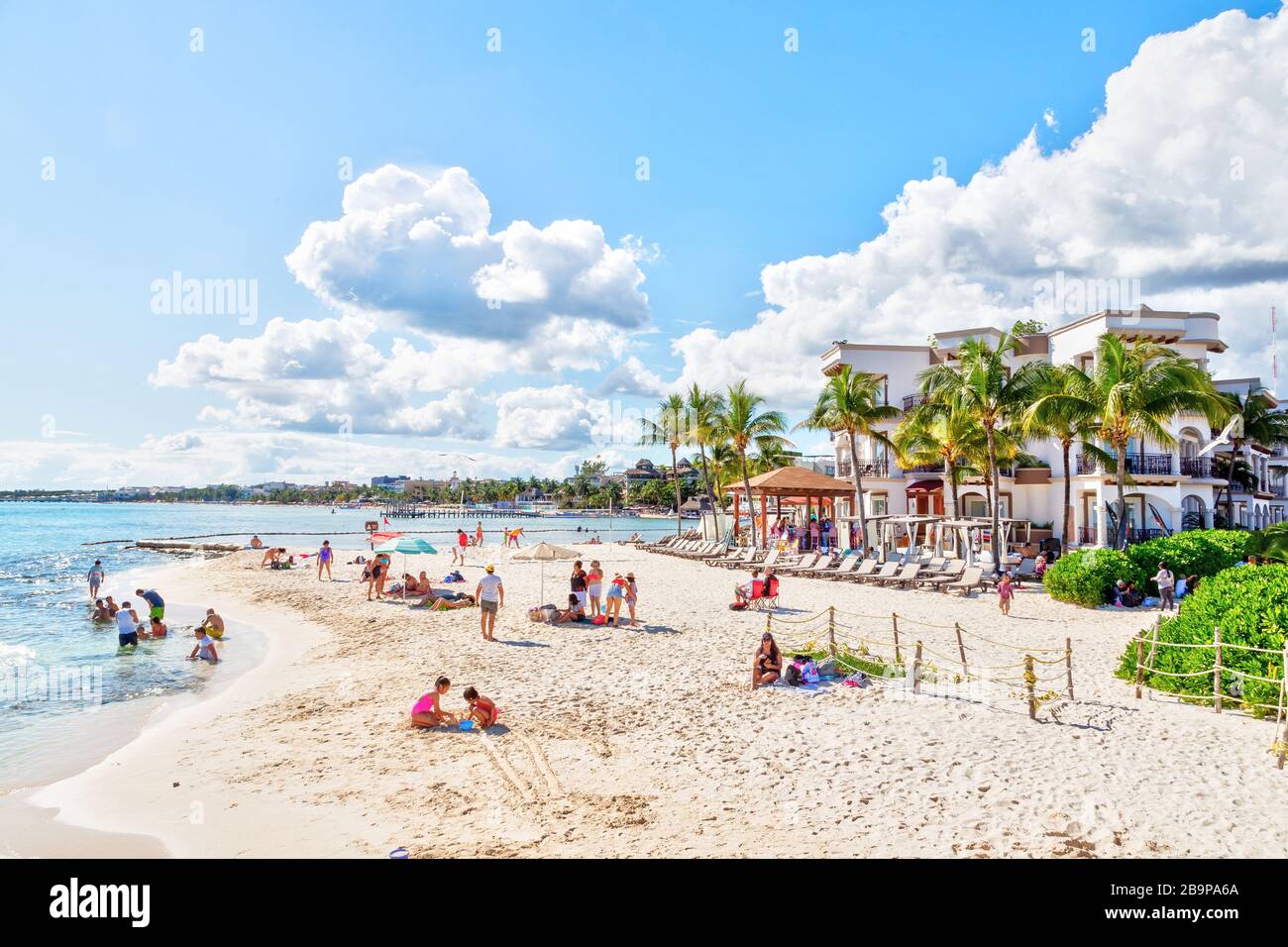 Playa del Carmen, Mexiko - 26. Dezember 2019: Überfüllter Strand voller Menschen, die an der Playa del Carmen in der Riviera Maya in der Karibik spielen und sich sonnen Stockfoto