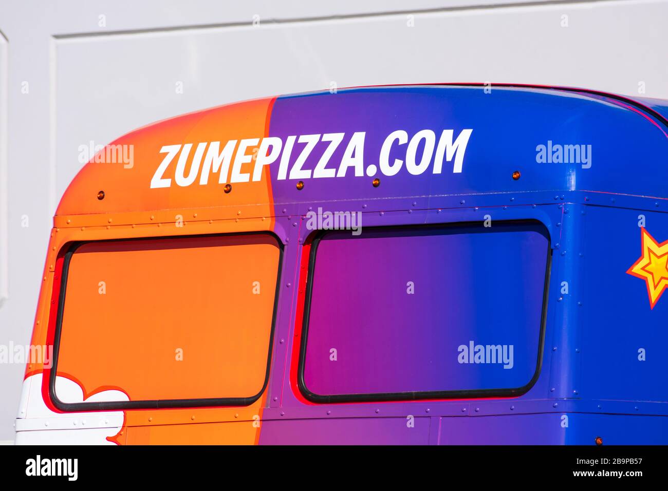 ZumePizza.com Werbung für Doppeldeckerbus von APEX Specialty Vehicles. Zume, Inc. Ist eine automatische Firma für die Pizzalieferung in Silico Stockfoto