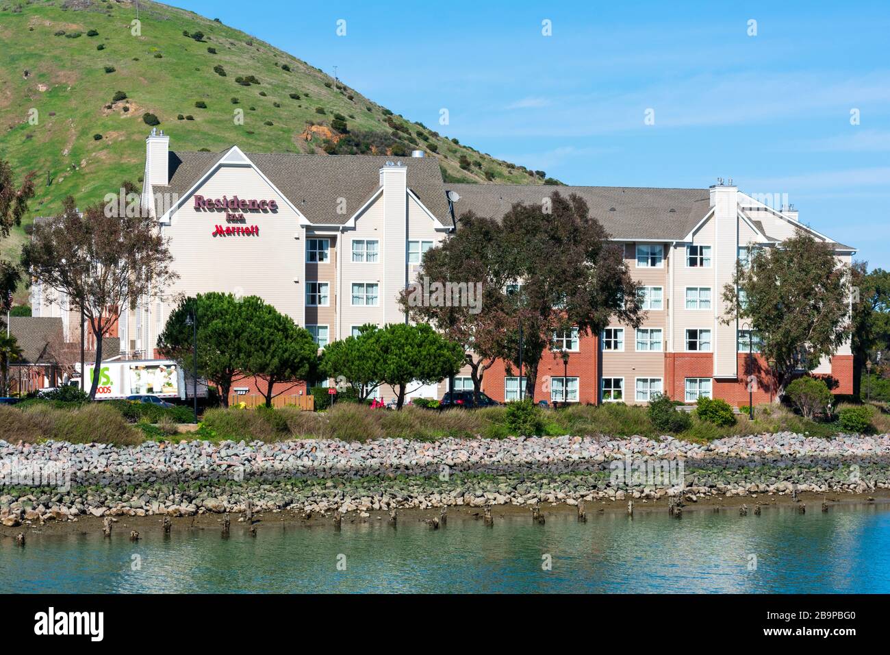 Residenz Inn Marriott Extended Stay Hotel Außenansicht am Oyster Point Waterfront und grüne Pisten des San Bruno Mountain Ridge - South San Francisco Stockfoto