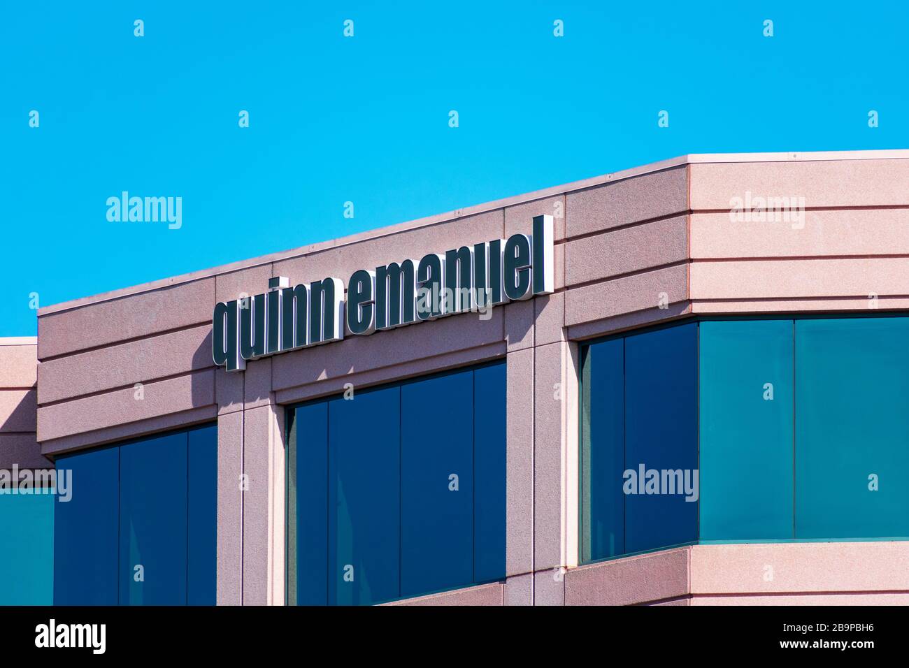 Quinn Emanuel unterschreibt Silizium Valley Büro von Quinn Emanuel Urquhart und Sullivan LLP - Redwood City, Kalifornien, USA - 2020 Stockfoto