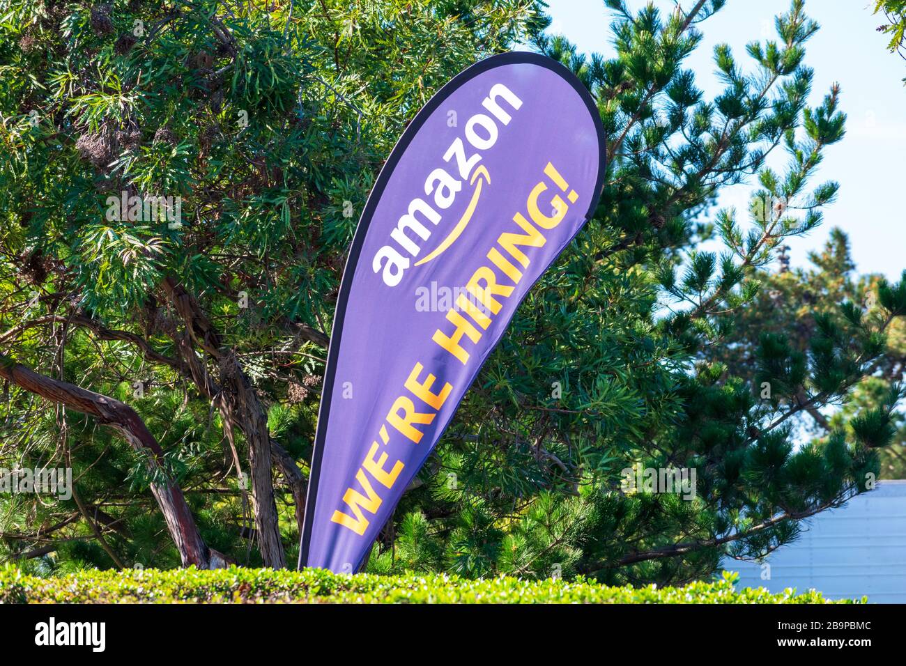 Wir Stellen Ein. Text auf Federfahne Banner Werbung Einstellung von Amazon Unternehmen im Silicon Valley - Sunnyvale, CA, USA - 2020 Stockfoto