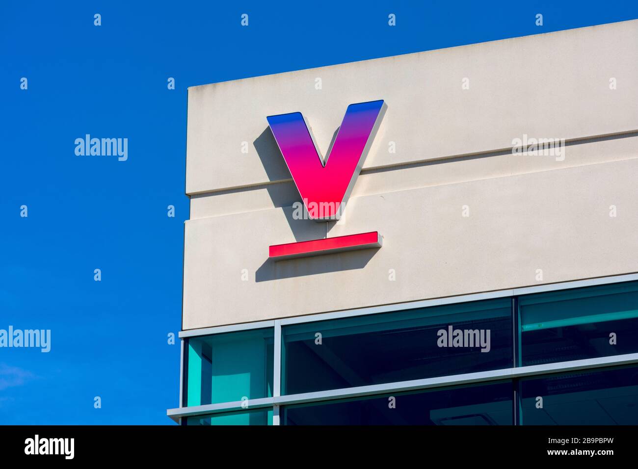 V-Logo der Verily Life Sciences Forschungsorganisation mit Sitz im Silicon Valley. Verily ist eine unabhängige Tochtergesellschaft von Alphabet Inc - South San F. Stockfoto