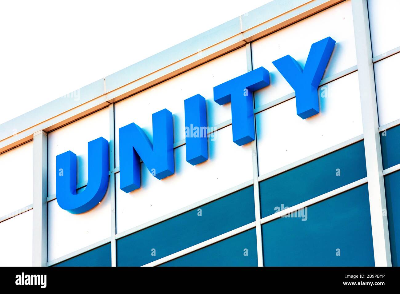 Unity Biotechnology unterzeichnet im Bürogebäude des Hauptquartiers. Unity Biotechnology ist ein Start-in-Biotechnologie-Unternehmen, das Medikamente entwickelt, die auf seneszente Ziele abzielen Stockfoto
