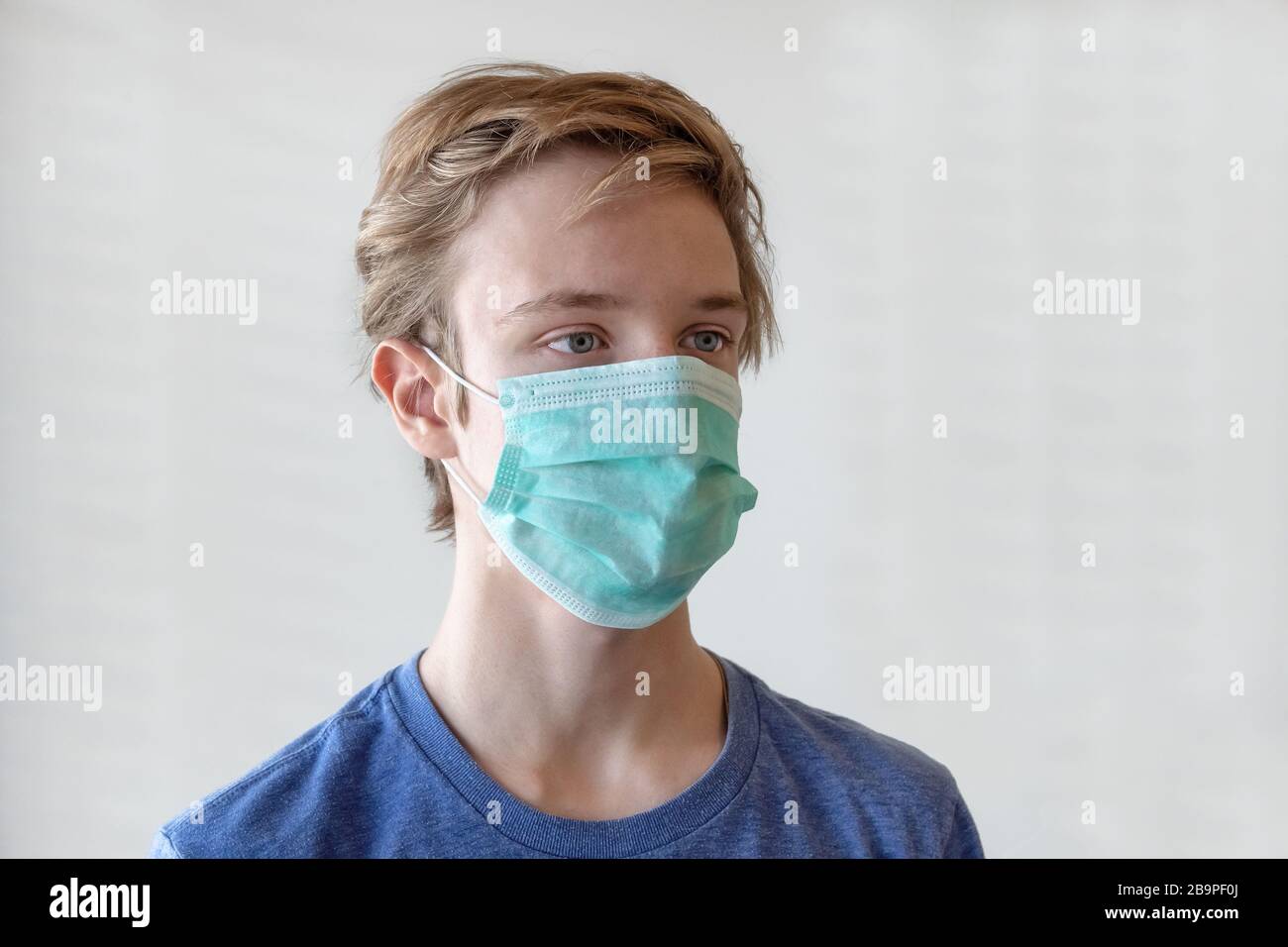 COVID-19 Coronavirus. Porträt eines 17-jährigen jungen Mannes in einer medizinischen Maske. Stockfoto