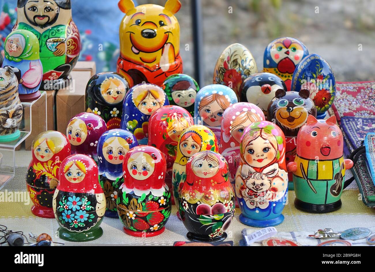 KAOHSIUNG, TAIWAN - 19. JANUAR 2020: Ein Straßenhändler verkauft Holzpuppen im russischen Stil in verschiedenen Farben und Designs. Stockfoto