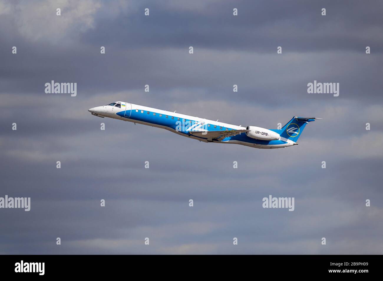 Kiew Region, Ukraine - 1. Oktober 2019: Dniproavia Embraer ERJ-145 Regional Jet nimmt den Flugbetrieb auf Stockfoto