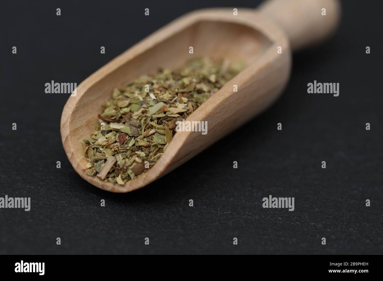 Oregano-Gewürzkräuter auf einer Gewürzschaufel Stockfoto
