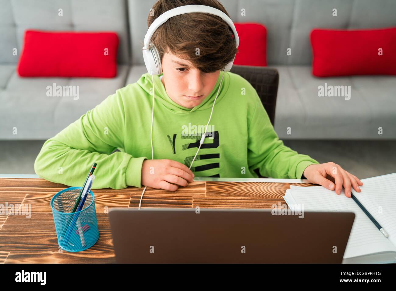 Vor dem Laptop studiert der Junge. E Lernen, Lernen zu Hause online Stockfoto