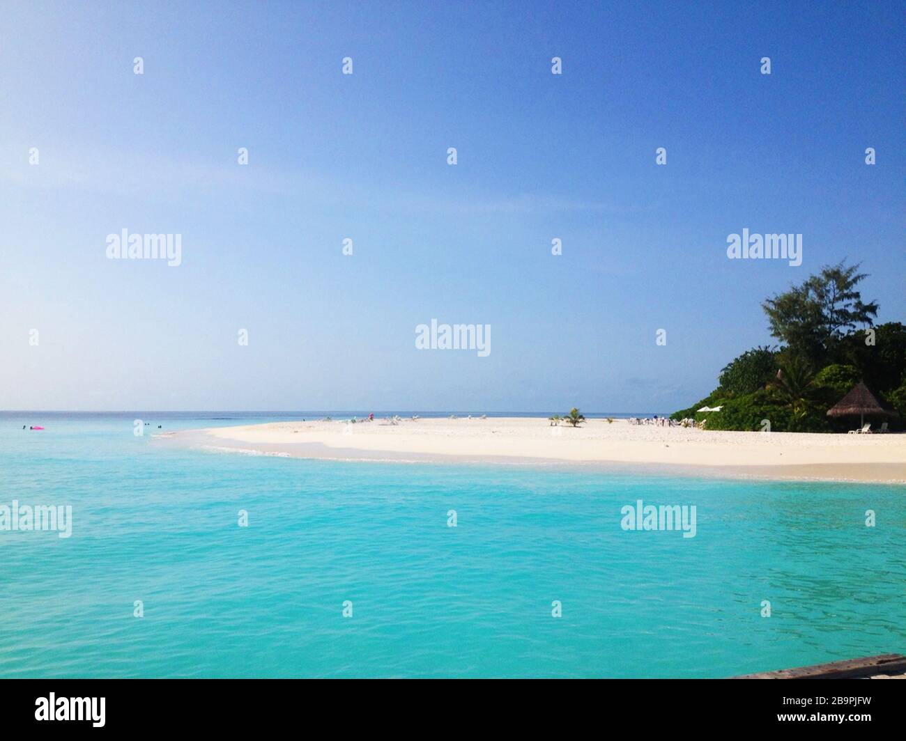 Schöner Strand und Meer unter klarem blauen Himmel Stockfoto