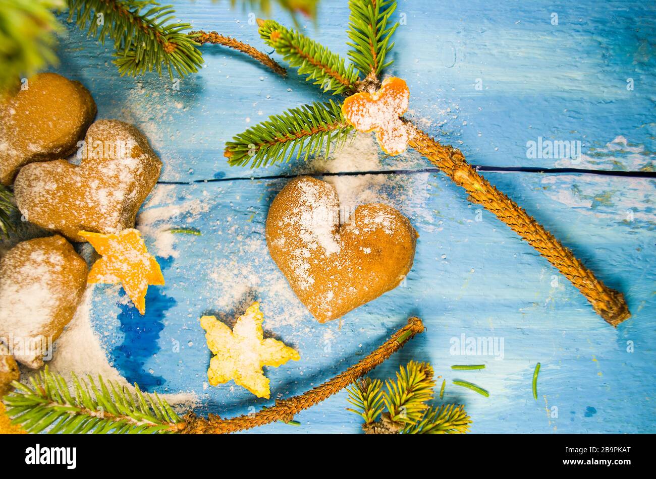 Vorbereitung auf Weihnachten. Materialien für die Herstellung eines Weihnachtskranzes. Weihnachtskranz mit natürlichen Dekorationen auf rustikalem Holzhintergrund mit Kopie sp Stockfoto