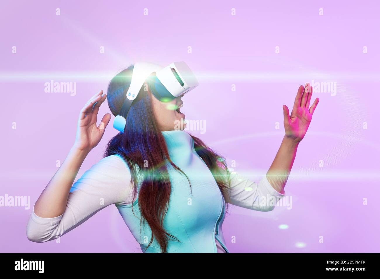 Frau mit Virtual reality Headset. Konzept der virtuellen Realität, Spiele, Unterhaltung und Kommunikation. Bild in der modernen Neon farbe Gamma. Stockfoto