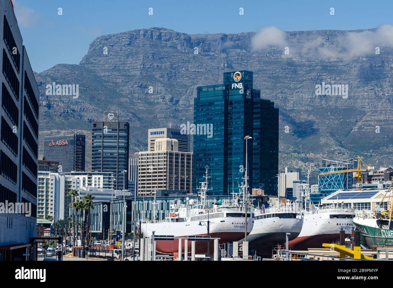 3 große asiatische Schiffe im Trockendock im Alfred-Becken-Reparaturdock-Yard Silo-Distrikt mit Stadt- und Tafelberg Backgroundhafen von Kapstadt Südafrika Stockfoto