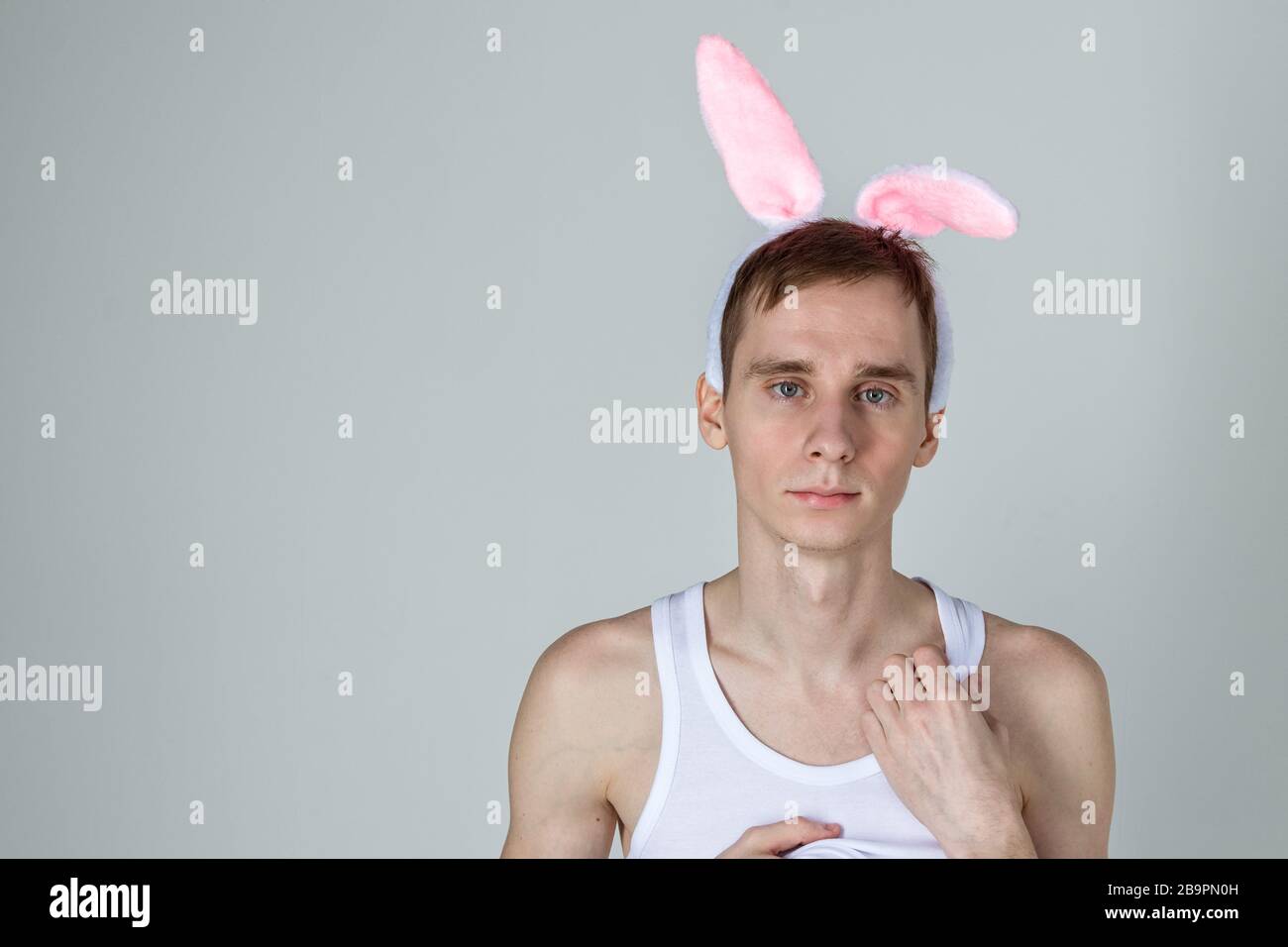 Hübscher Kerl mit Hasenohren holding Korb mit Eier Stockfoto