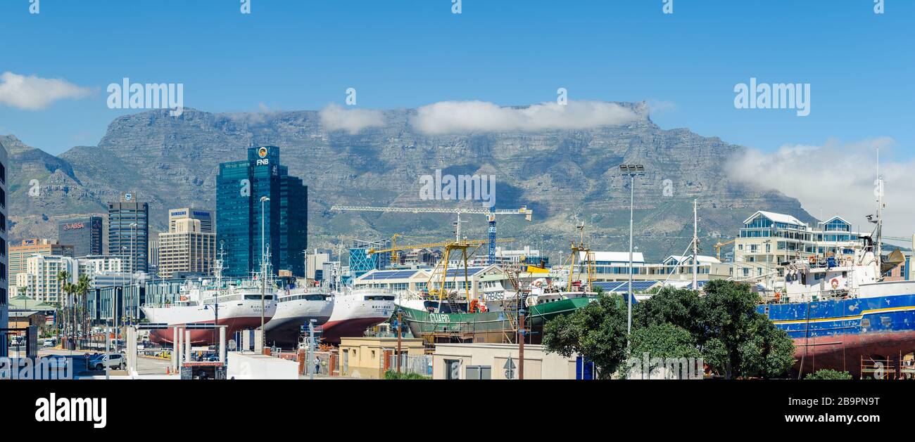 3 große asiatische Schiffe im Trockendock im Alfred-Becken-Reparaturdock-Yard Silo-Distrikt mit Stadt- und Tafelberg Backgroundhafen von Kapstadt Südafrika Stockfoto