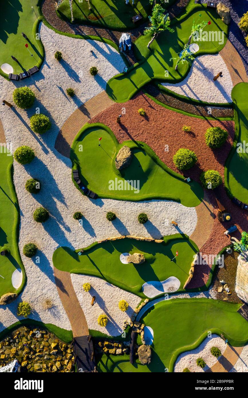 24/03/2020 - EIN verrückter Golfplatz in der Nähe von Rustington, West Sussex, ist bei Sonnenuntergang aus der Luft abgebildet Stockfoto