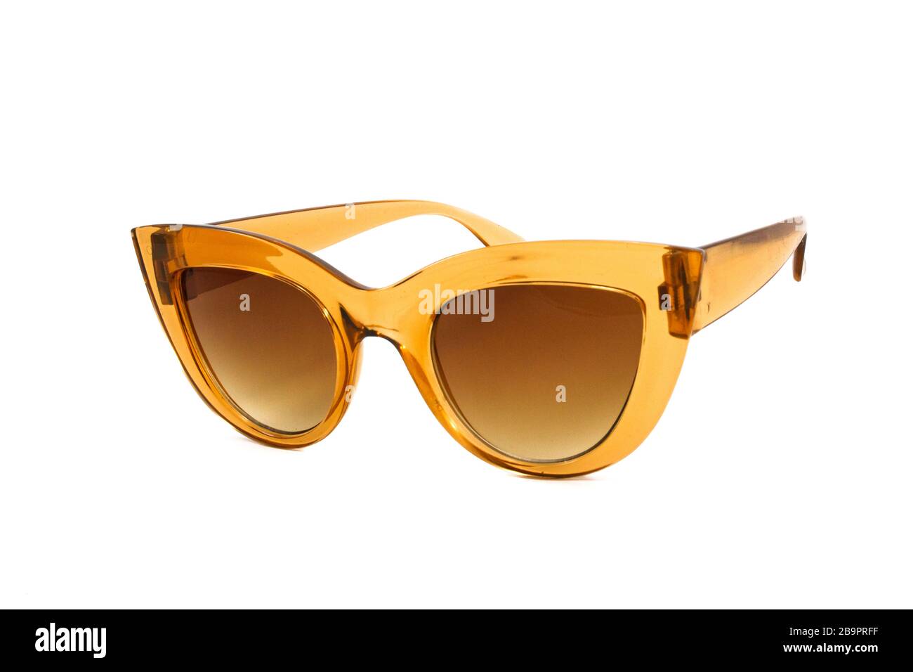 Gelbe Katzen-Augen-Sonnenbrille mit dickem Rahmen und Gradientenglas isoliert auf weißem Hintergrund, Seitenansicht. Stockfoto
