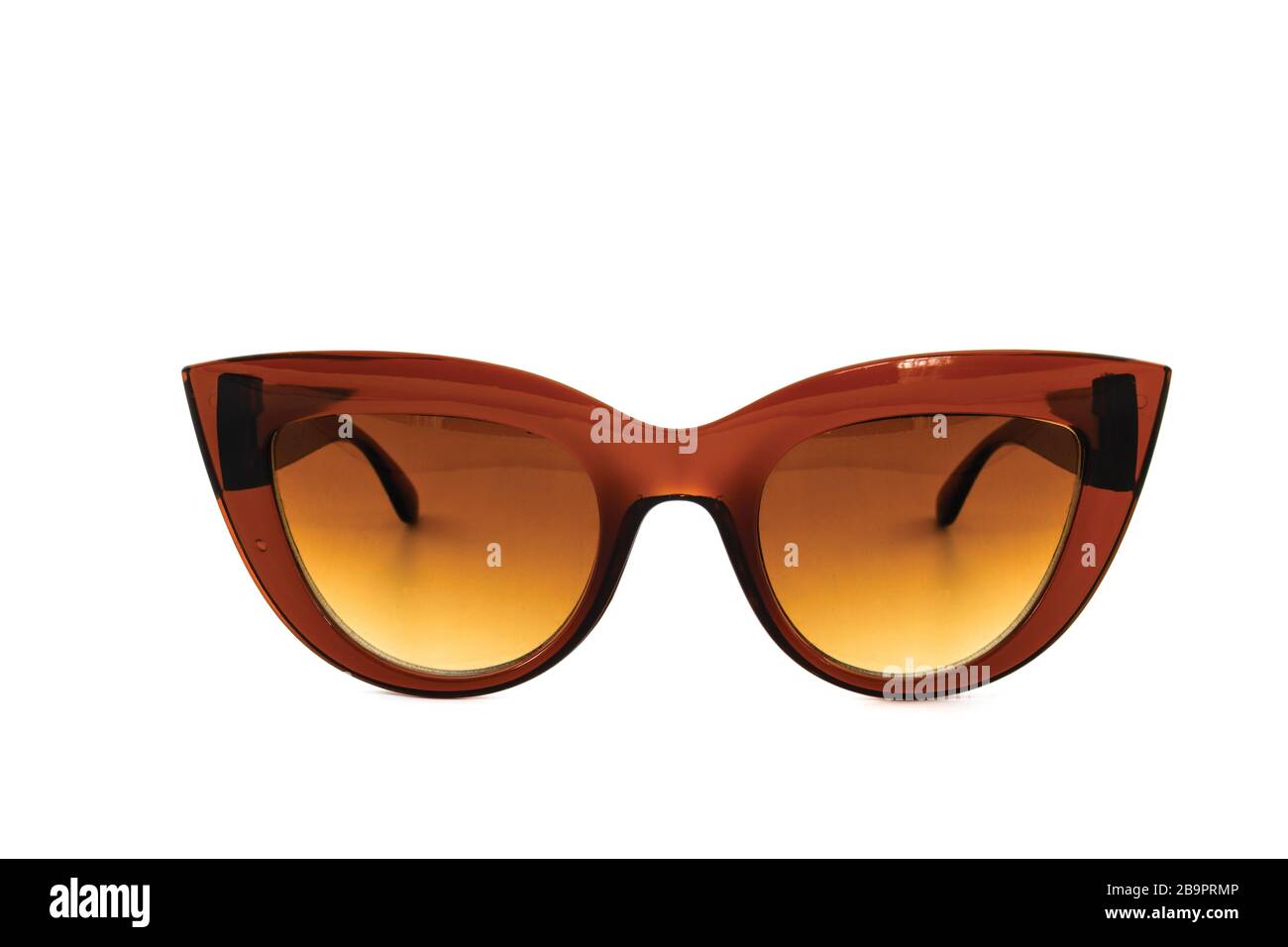 Braune Katzen-Augen-Sonnenbrille mit dickem Rahmen und Gradientenglas isoliert auf weißem Hintergrund, Vorderansicht. Stockfoto