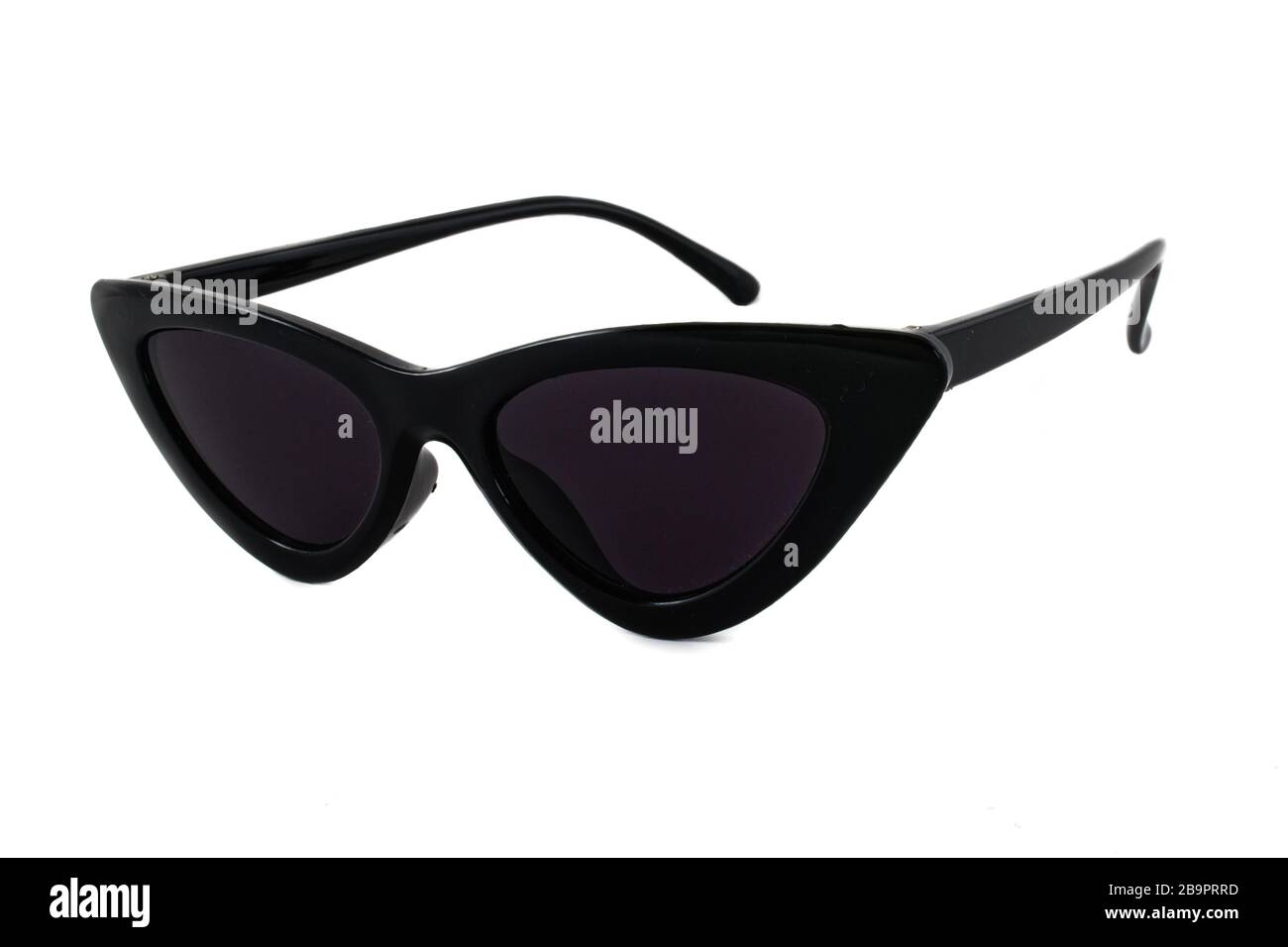 Schwarze Sonnenbrille im Retro-Look mit Dreiecksform, isoliert auf weißem Hintergrund - Seitenansicht Stockfoto