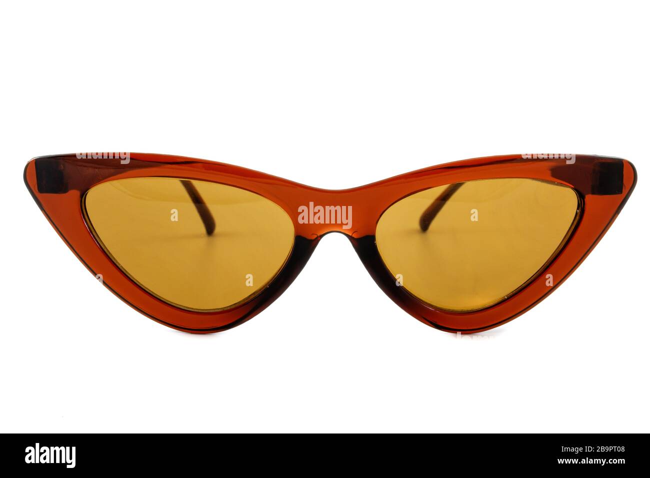 Braune Sonnenbrille mit Dreiecksform auf weißem Hintergrund isoliert - Vorderansicht Stockfoto