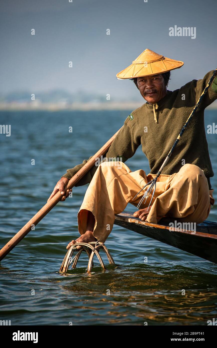 Inle Lake, Myanmar: Intha-Fischer fischt mit konischem Bambusnetz und Speer. Sowohl Männer als auch Jungen Fisch, eine Fähigkeit, die etwa ab 13 Jahren erlernt wurde Stockfoto
