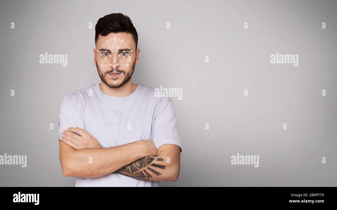 Gesichtserkennung. Porträt des jungen Mannes mit digitalem Raster vor grauem Hintergrund, Kopierraum. Panorama Stockfoto