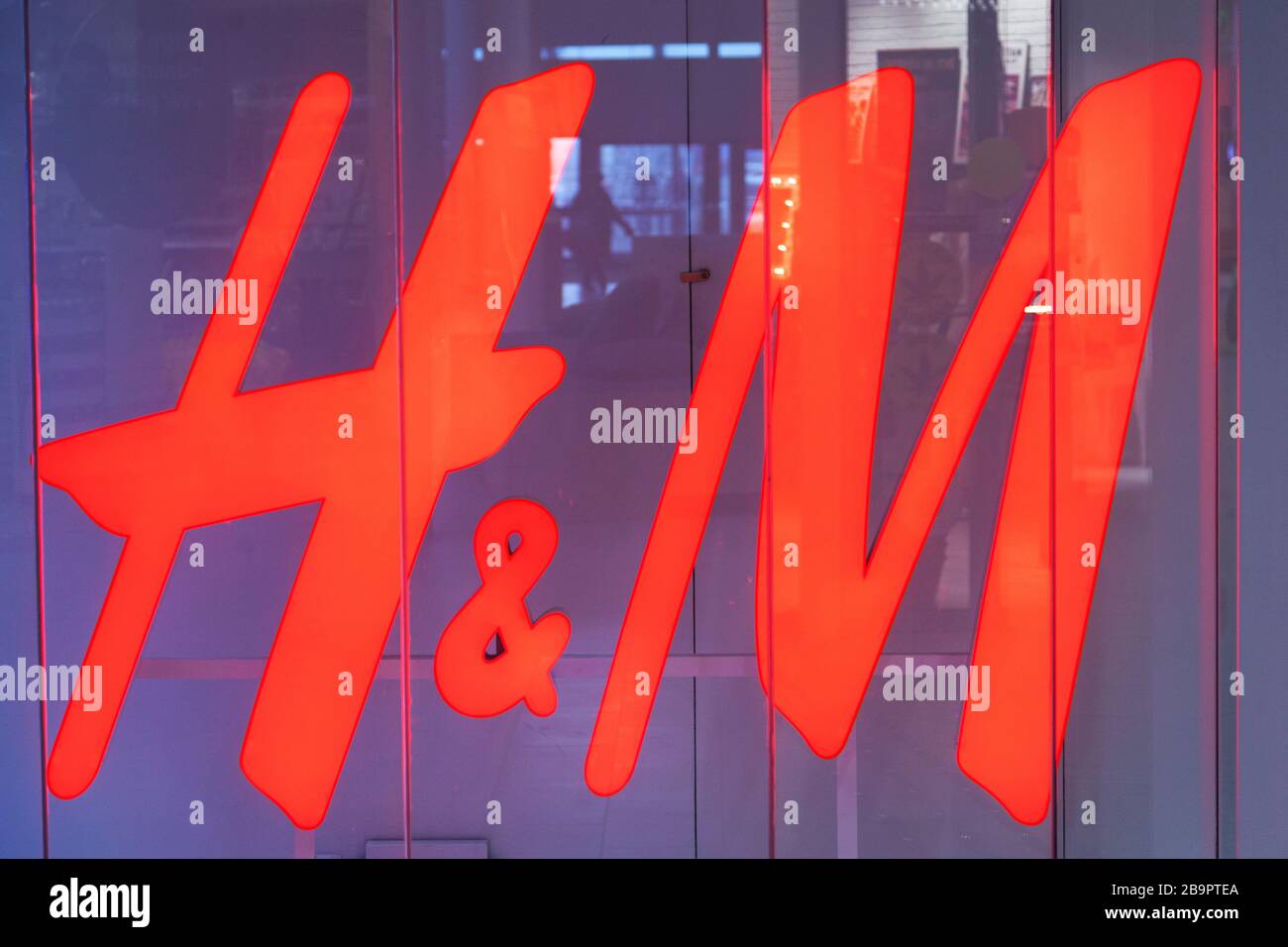 Umea, Norrland Schweden - 3. März 2020: Schild für berühmtes Bekleidungsunternehmen, das rot leuchtet Stockfoto