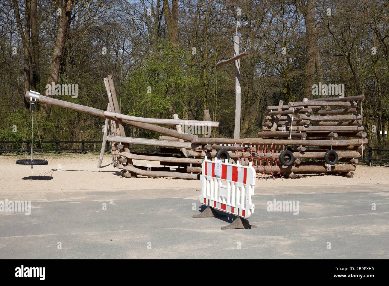 Spielplatz, Schranke, Spielplatzschild wegen Corona-Virus gesperrt, Zutritt verboten, Deutschland, Europa Stockfoto