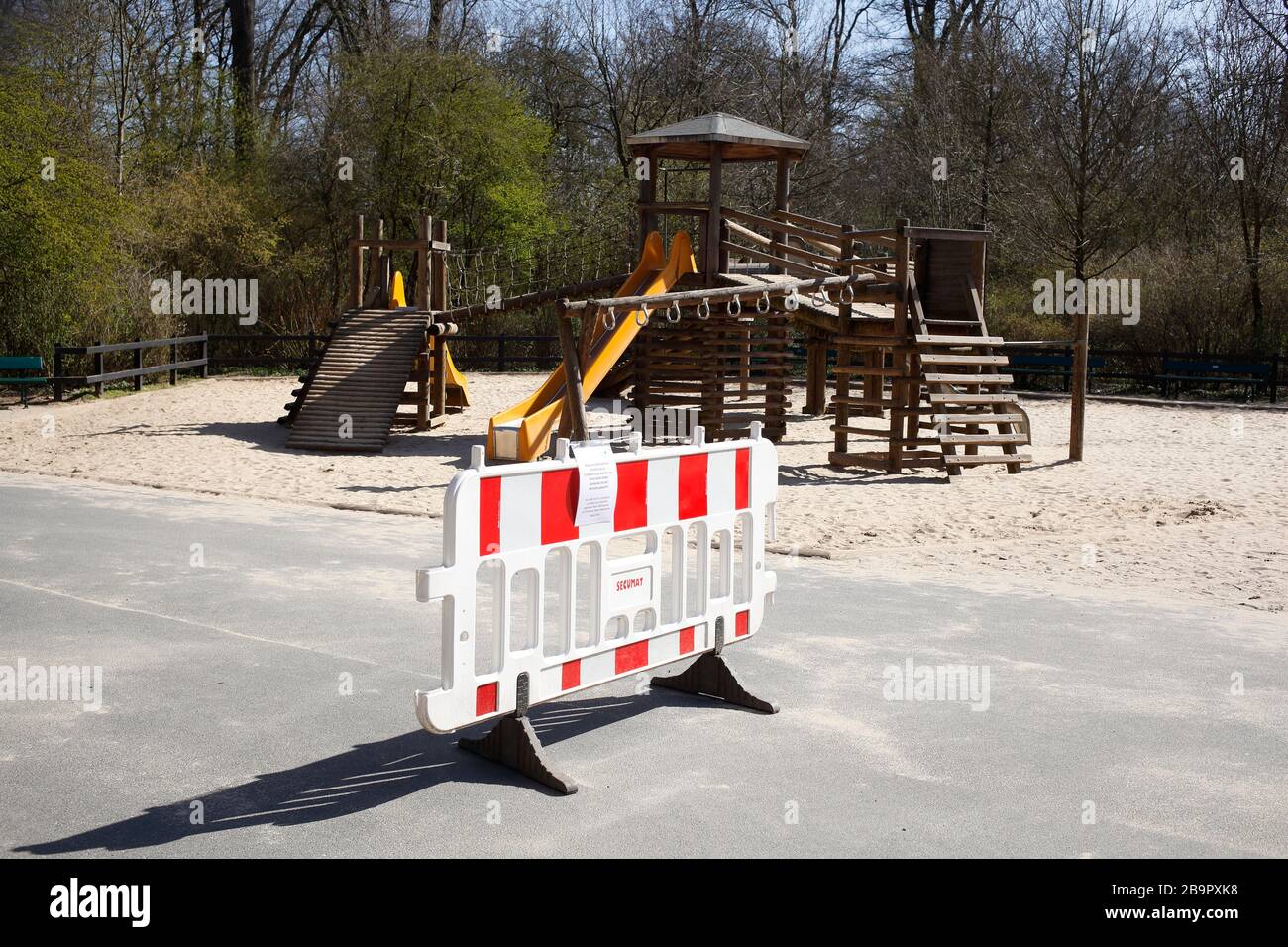 Spielplatz, Schranke, Spielplatzschild wegen Corona-Virus gesperrt, Zutritt verboten, Deutschland, Europa Stockfoto