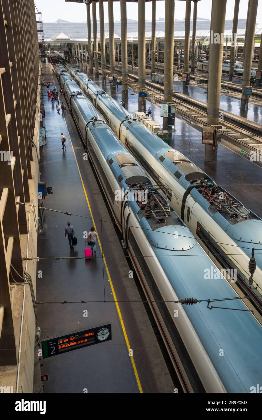 AVE-Bahnsteig für Hochgeschwindigkeitszüge. Bahnhof Puerta de Atocha, Madrid, Spanien. Stockfoto