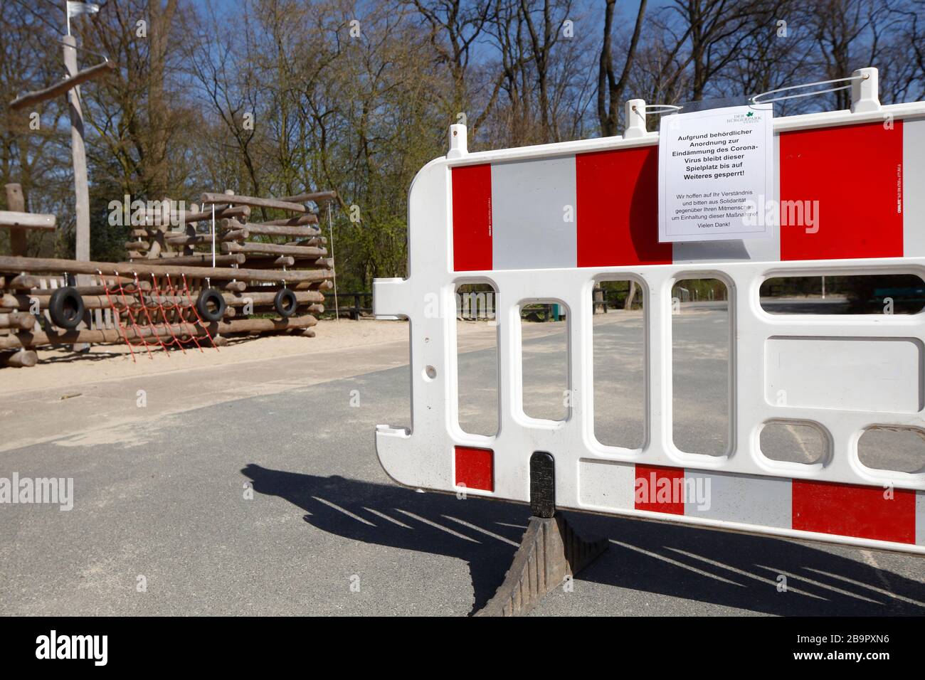 Spielplatz, Schranke, Spielplatzschild wegen Corona-Virus gesperrt, Zutritt verboten, Deutschland, Europa Stockfoto