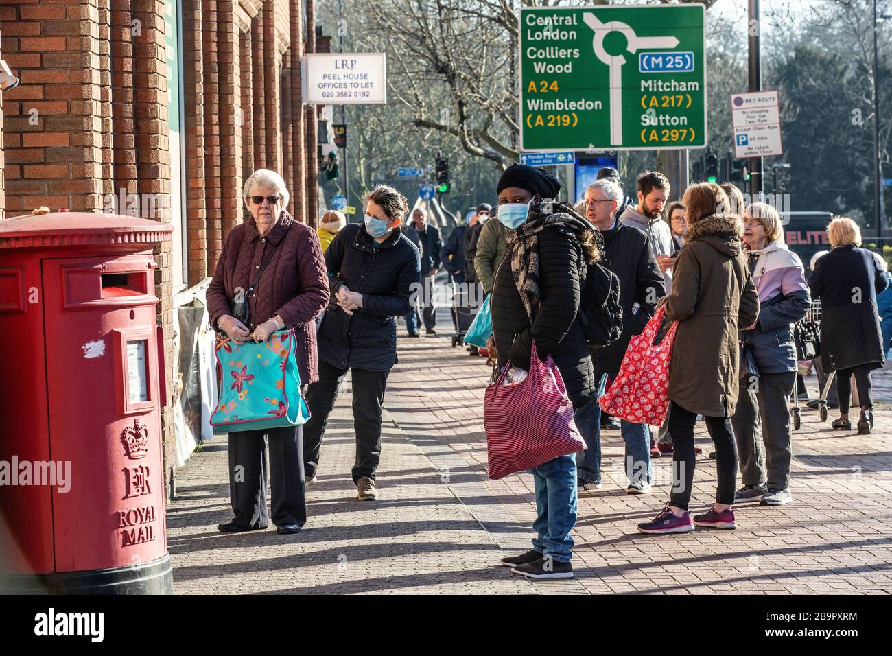 London, Großbritannien. März 2020. Soziale Distanzierung in ganz Großbritannien, da die Regierung weitere Maßnahmen ankündigt. März 2020. Morden, Southwest London, United Kingdom die Leute stehen am frühen Mittwochmorgen in Südwest-London vor dem Supermarkt von Morden Saninsbury, während das Gouvernement in die Verzögerungsphase übergeht, um die Ausbreitung von Covid-19 über die Hauptstadt zu kontrollieren. Kredit: Jeff Gilbert/Alamy Live News Stockfoto