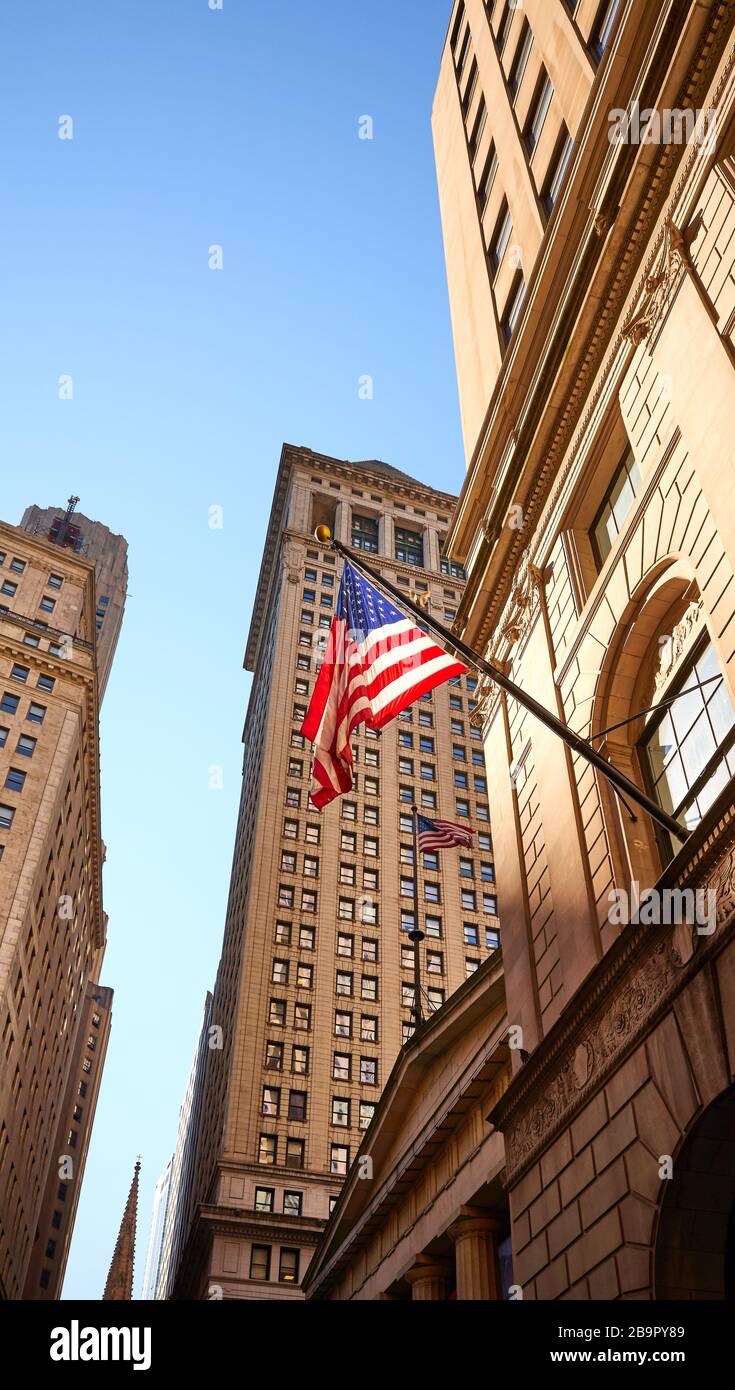 Amerikanische Flagge in New York City bei Sonnenuntergang, USA. Stockfoto
