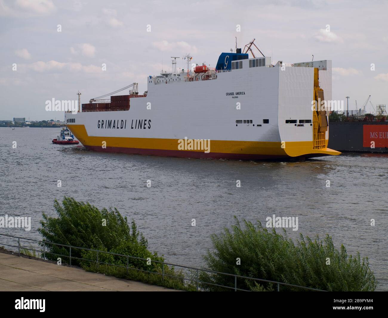 Ro-Ro-Schiff "Grande America" von Grimaldi Lines, das sich dem Hamburger Hafen nähert. Stockfoto