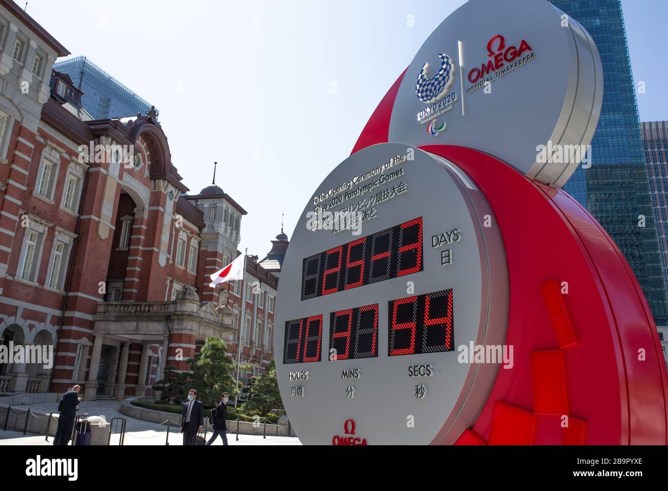 Tokio, Japan. März 2020. Ein Countdown-Timer für die Olympischen Spiele in Tokio 2020 zeigt das heutige Datum und die Uhrzeit anstelle der Countdown-Tage vor dem Bahnhof Tokio in Tokio, Japan am 25. März 2020, einen Tag nach der Verschiebung der Olympischen Spiele und Paralympischen Spiele in Tokio 2020 wegen des Ausbruchs des Coronavirus. Credit: AFLO/Alamy Live News Stockfoto