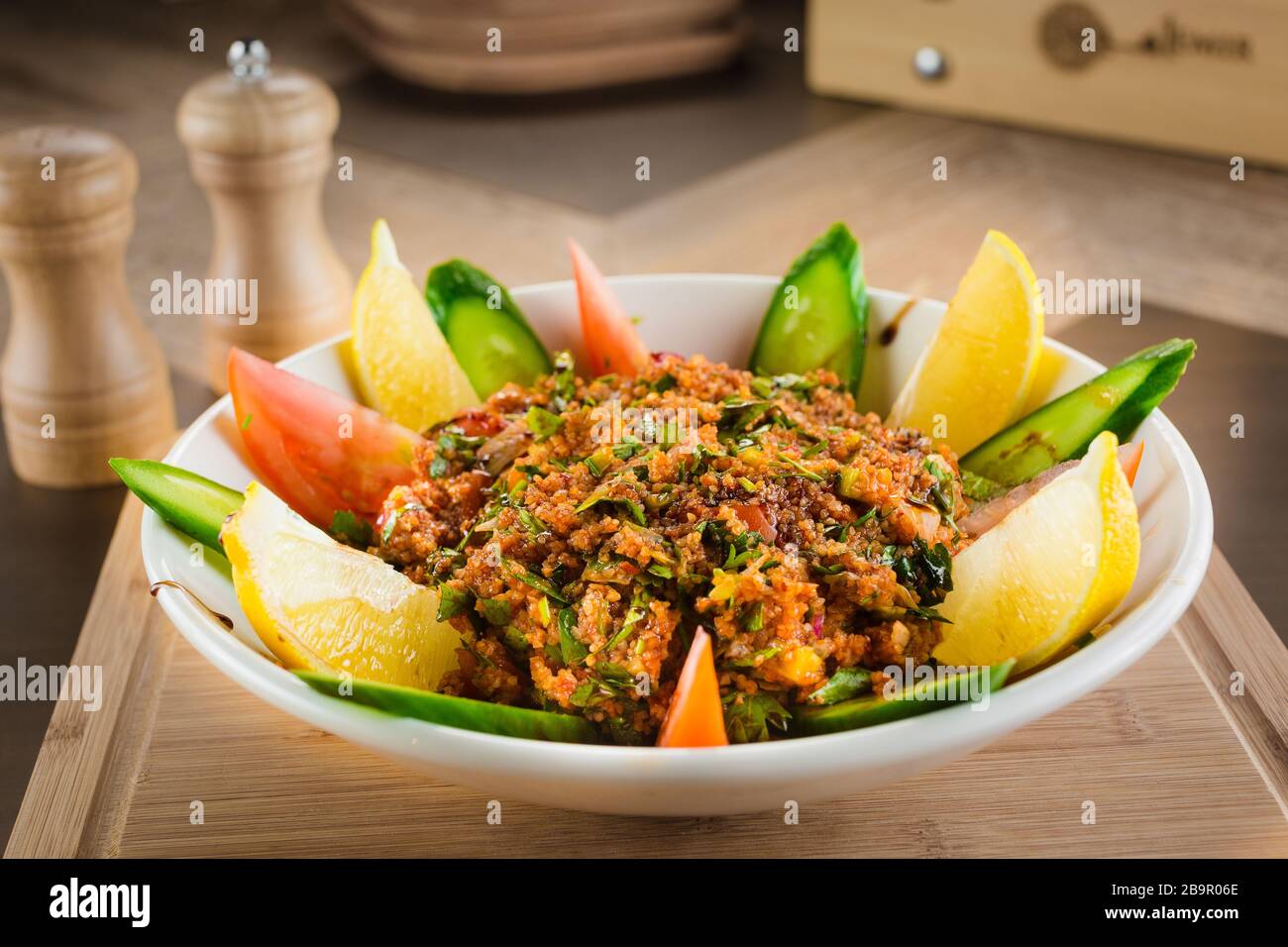 Couscous mit Petersilie, Tomaten, Zitrone und Olivenöl. Traditioneller arabischer Salat tabbouleh. Draufsicht Stockfoto