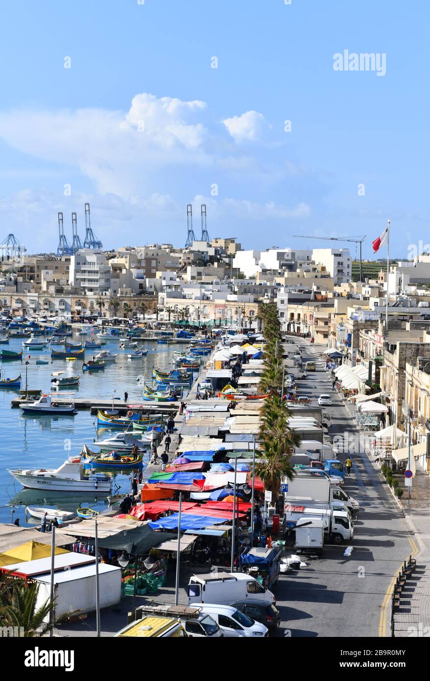 MARSAXLOKK, MALTA - märz 8,2020: Einheimische Fischerboote im alten Fischerdorf Marsaxlokk im Mittelmeer bei warmem Sonnenuntergang. Panoramablick o Stockfoto