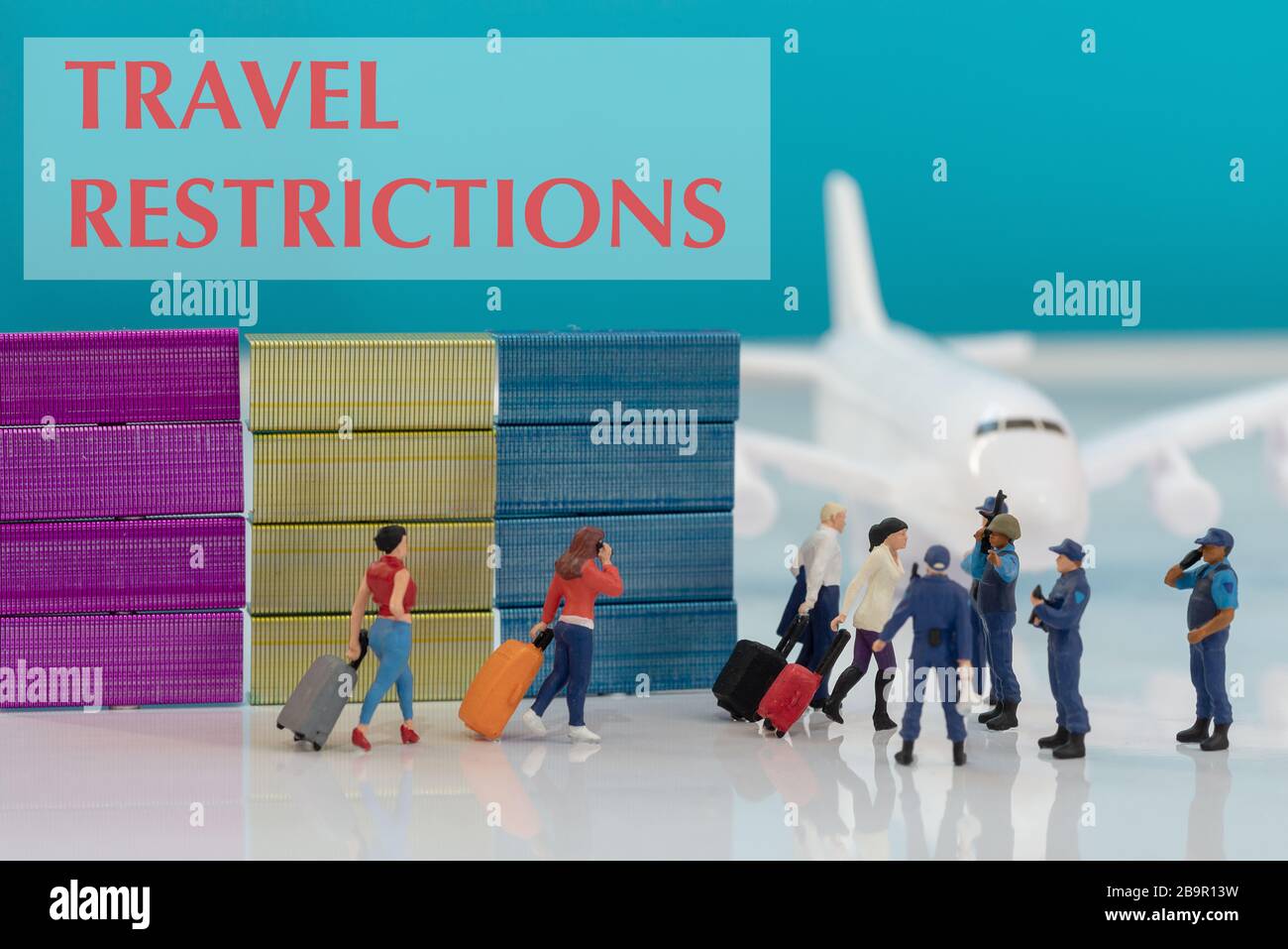 Sicherheit Flughafen Reisebeschränkungen Konzeptbilder - kleine Spielzeugfiguren von Polizisten oder Grenzpatrouillenbeamten, die Passagiere eines Flugzeugs stoppen (Travel Stockfoto