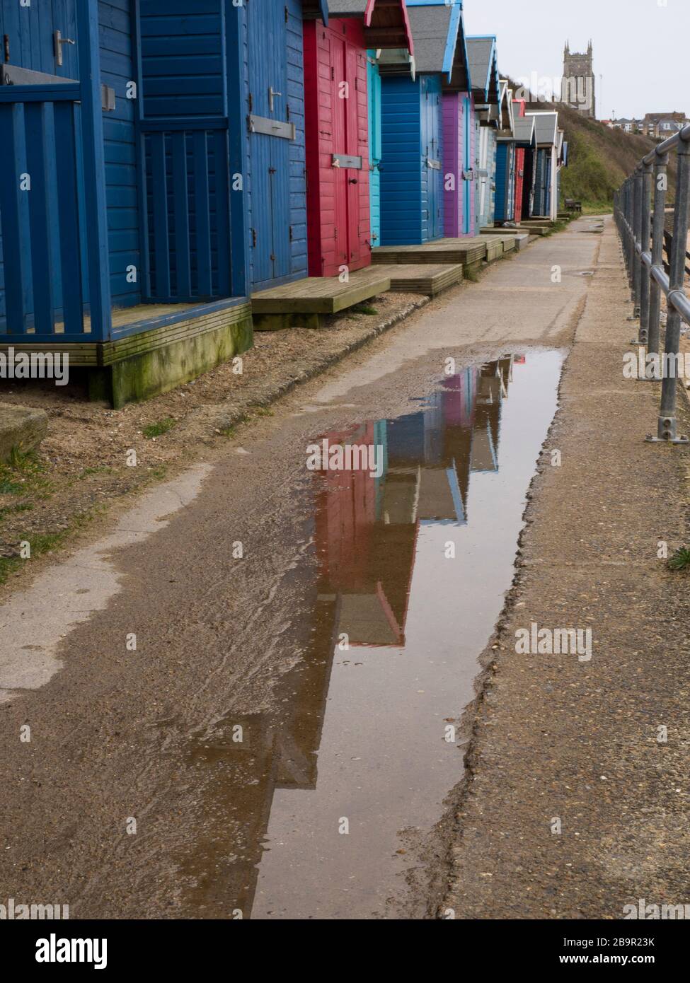 Strandhütten, die im Winter unbeliebt aussehen, Cromer, Norfolk, Großbritannien Stockfoto
